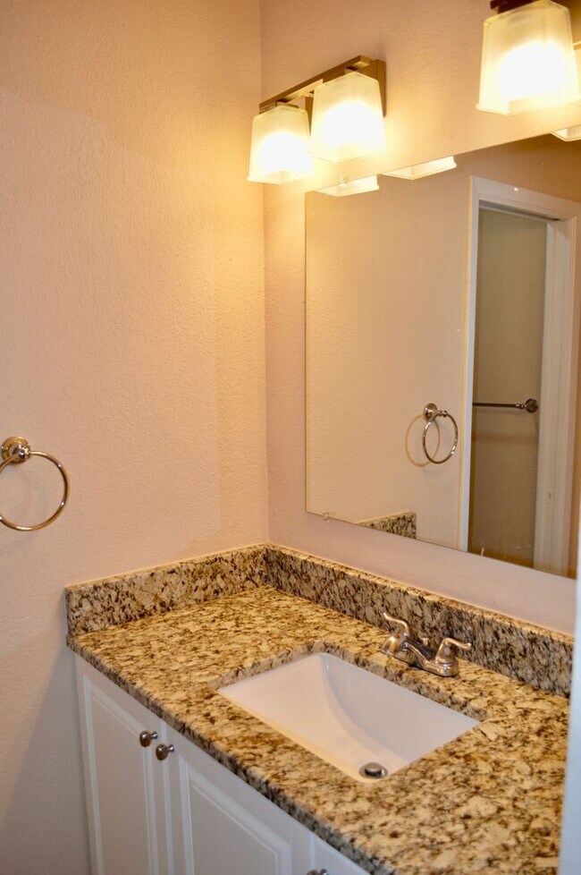 Building Photo - Beautiful 3 bed 2 bath home in a quiet nei...