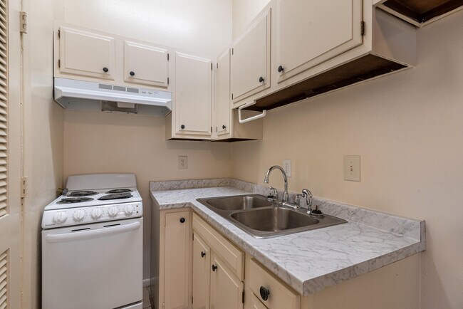Building Photo - 206 Princeton Dr SE