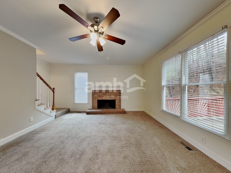 Building Photo - 404 Jessica Ln