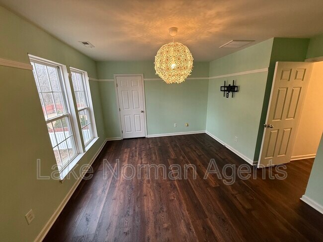 Building Photo - 15622 Troubadour Ln