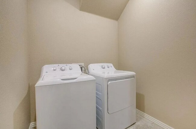 Building Photo - 3 bed, 2.5 bath Townhome near the UofA! **...
