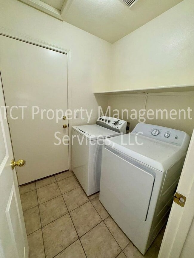 Building Photo - $500 off 1st full month's rent! Cute 3 Bedroom In Power Ranch!