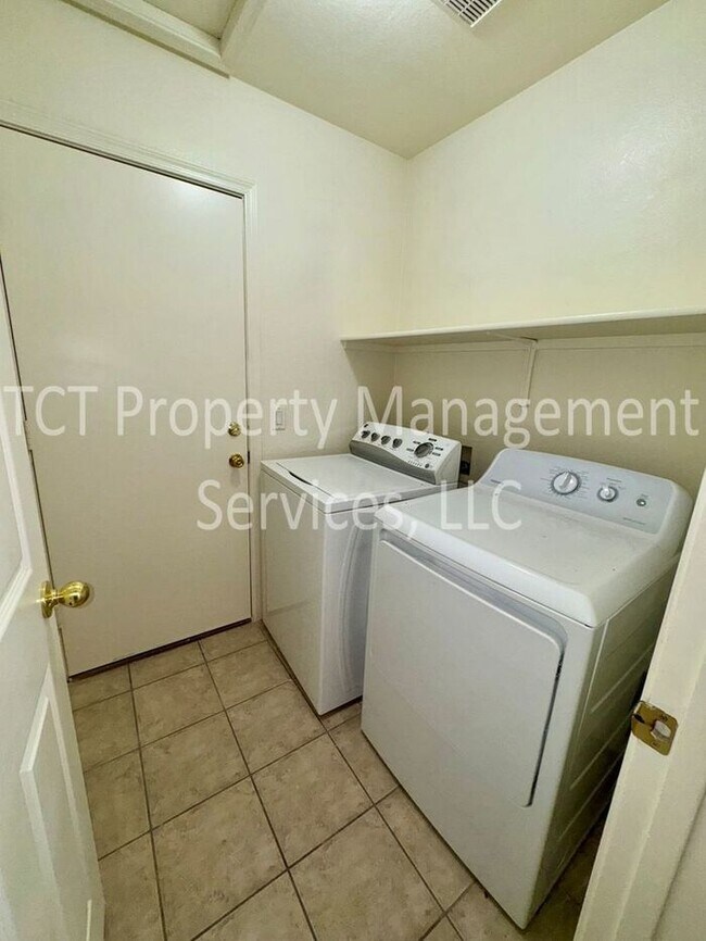 Building Photo - Cute 3 Bedroom In Power Ranch!