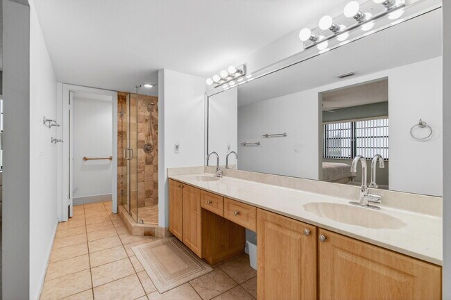 Building Photo - 5851 Parkwalk Dr