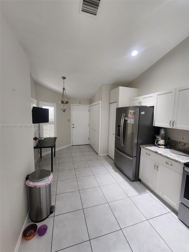 Building Photo - 6053 Heliconia Rd