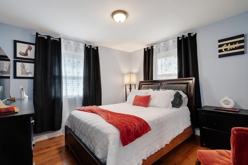 Bedroom 4 - 900 E Tantallon Dr