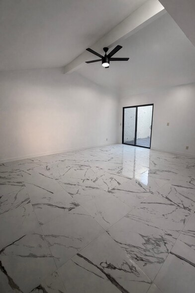 Building Photo - 1605 Common Dr