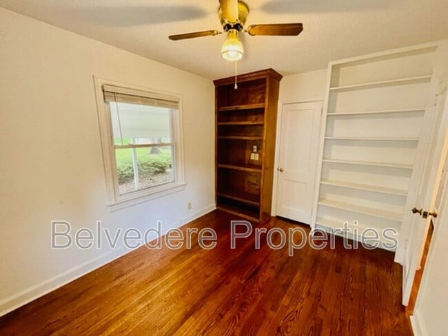 Building Photo - 2718 Robin Hood Dr