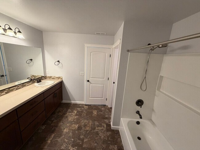 Building Photo - Must See 4 Bedroom!