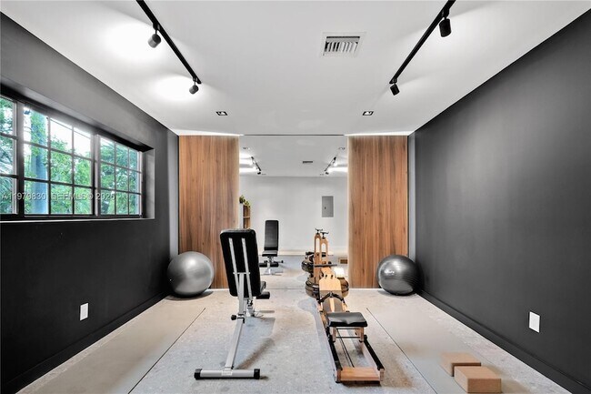 Building Photo - 2500 Bayview Dr