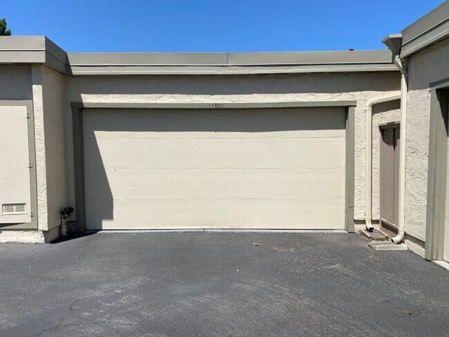 Building Photo - Welcome to this charming 3 bedroom, 2 bath...