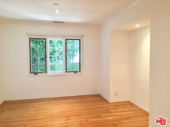 Building Photo - 4031 Hollyline Ave