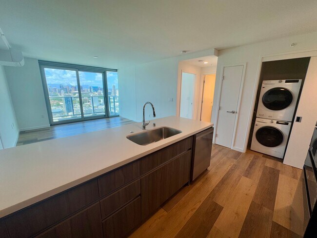 Building Photo - Brand new, high floor unit w/ All utilitie...