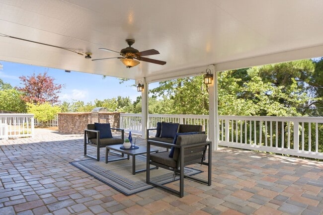 Building Photo - Spacious 4-bedroom 2-Bath in Desirable Area in Walnut Creek!