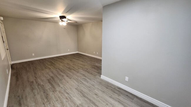 Building Photo - 2 Bedroom in the El Tovar Condominiums Nea...