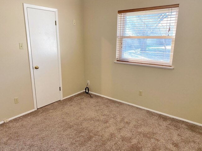 Building Photo - Adorable and Freshly painted Edgecliff Village 3 Bed 2 Bath!!