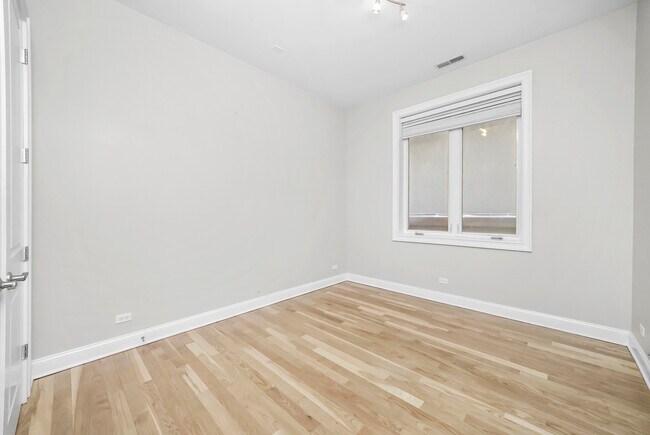 Building Photo - 5010 W Lawrence Ave