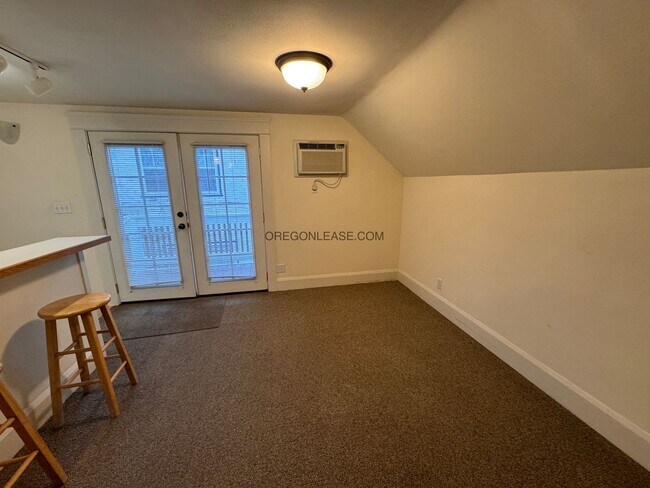 Building Photo - 2 Bedroom 1 bath downtown apartment availa...