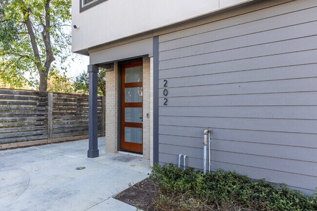 Building Photo - 130 Rose Ln