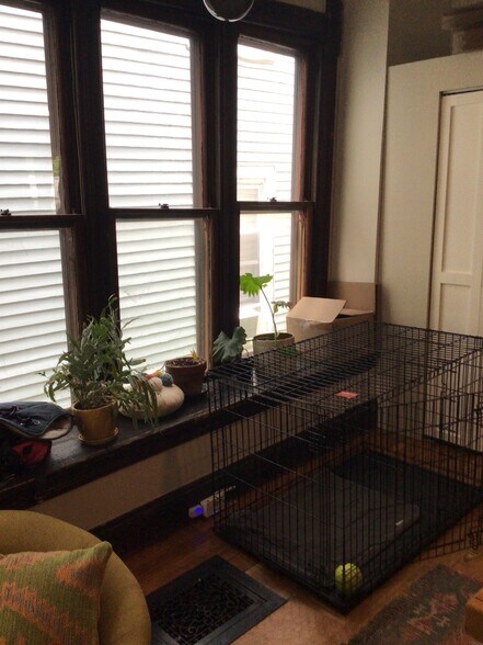 middle room bay - 212 S Albany St