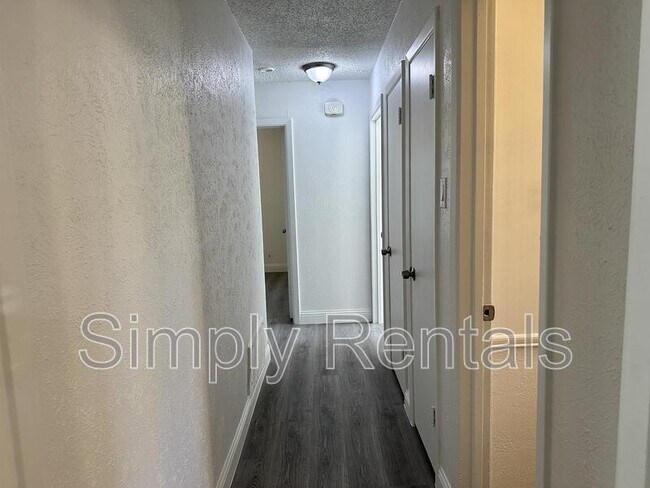 Building Photo - Poplar St 3211