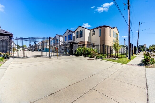 Building Photo - 2931 El Fenice Ln