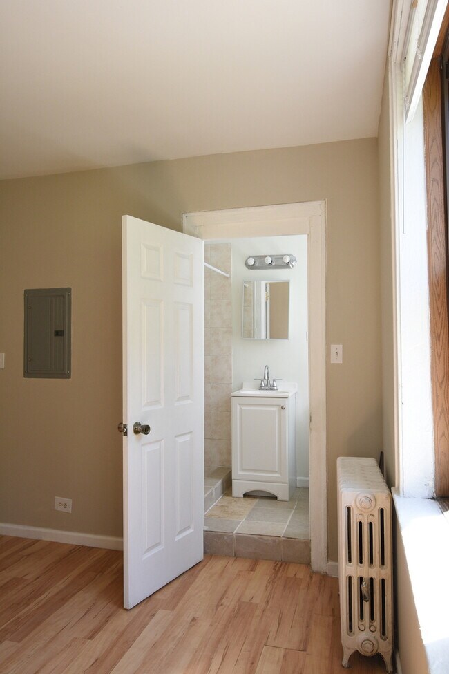 Building Photo - 4421 N Broadway