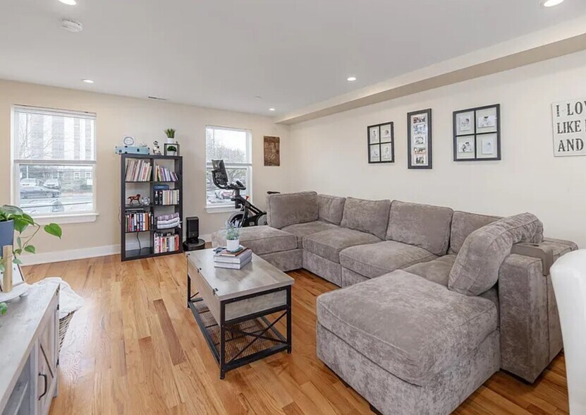 Living Room - 938 N Marshall St