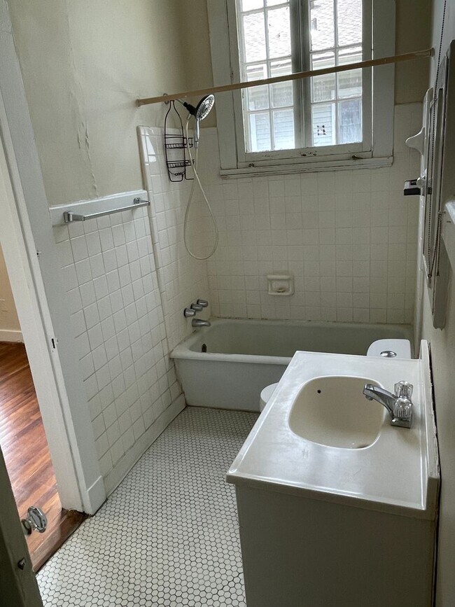 Building Photo - 2BD/1BA with natural light, hardwood floors, off street parking STEPS from Campus