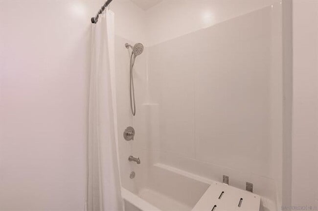 Building Photo - 2 bedrooms 2 baths in Escondido over at the GRAND VIEW APARTMENTS