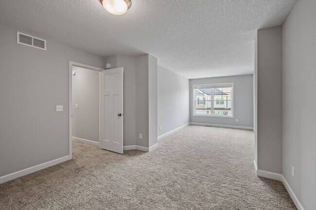 Building Photo - 15008 Ahena Curv