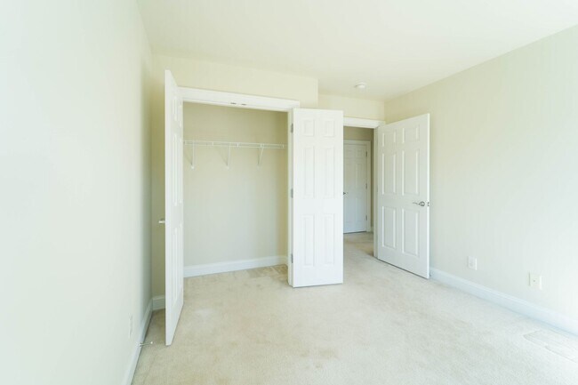 Building Photo - Gorgeous 3 Level Townhome