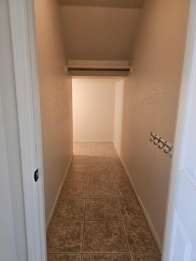 Building Photo - 900 Estancia Dr