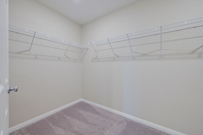 Building Photo - Mountains Edge!! Gated!!  4 bedrooms!! Primary Bedroom and bath down Stairs!! 2 Primary bedrooms!...