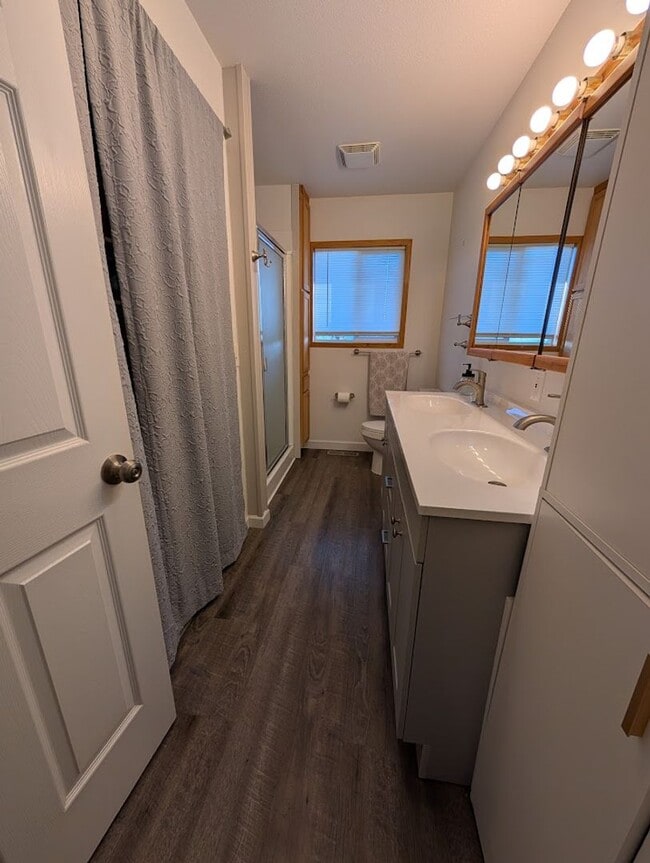 Building Photo - Large 5 Bedroom 2 Bath House - Pet-Friendly