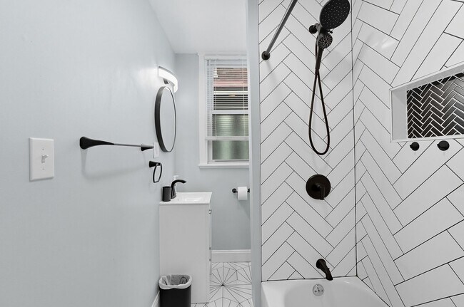 Building Photo - 6 Bed/3 Bath Remodeled Hyde Park Home w/Ce...