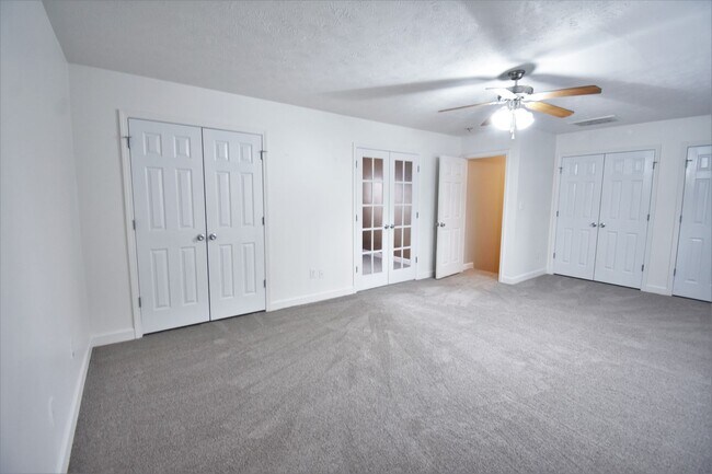 Building Photo - 4 Bedroom, 2 Bathroom : Pets under 30 lbs