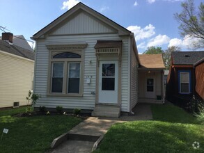 Building Photo - Adorable, Renovated 2 Bedroom 2 Bath Singl...