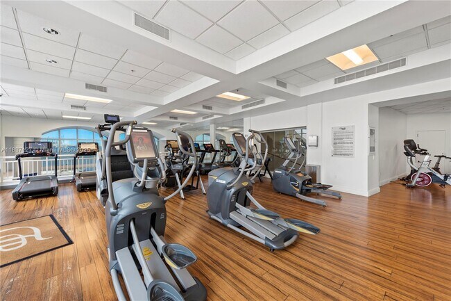 Building Photo - 808 Brickell Key Dr