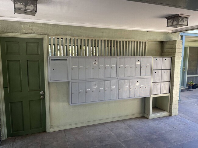 Building Photo - Walkup Studio in Waikiki