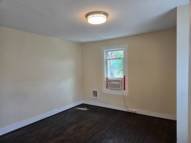 Building Photo - 24 E Pall Mall St