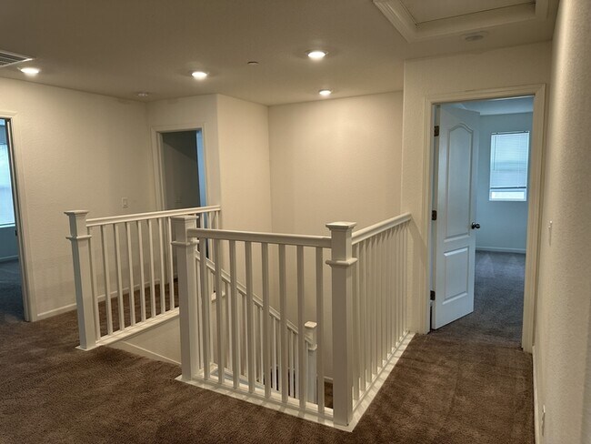 Building Photo - Manteca 5 Bedroom, 3 Bath Executive Style ...