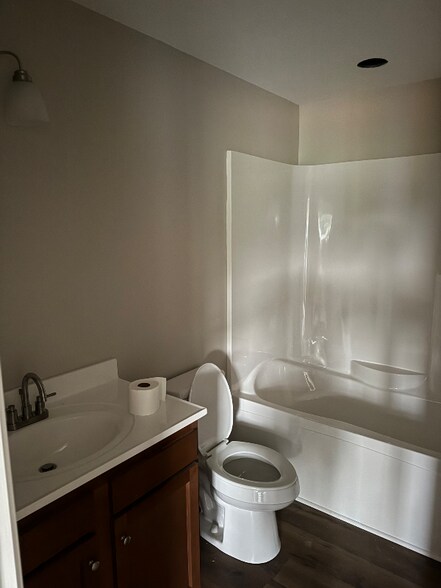 Building Photo - 105 Robins Way