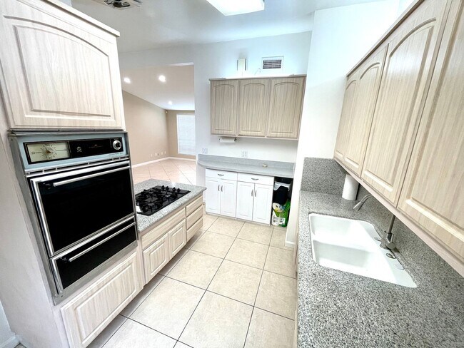 Building Photo - Beautiful house, 2bd+den/1.5ba HOME on the hillside of Granada Hills.