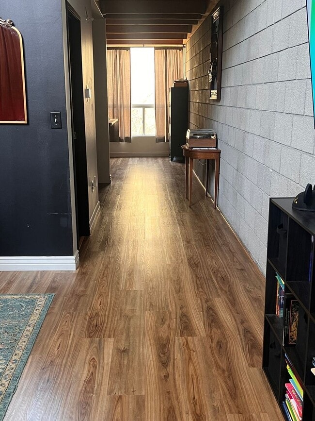 Building Photo - Modern Downtown Loft – Walkable, Stylish, ...