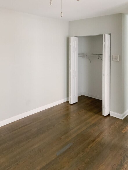 Building Photo - 538 W Cornelia Ave