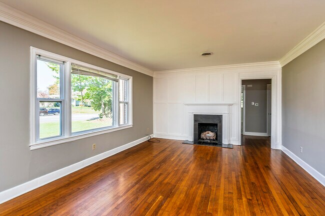 Building Photo - 2224 Harrodsburg Rd