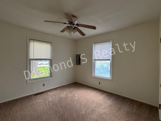 Building Photo - Charming 3 Bedroom Home Available Now - Cl...