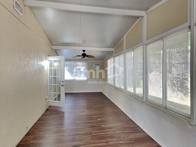 Building Photo - 333 Bay St