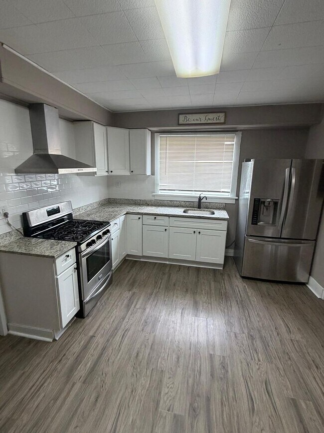 Building Photo - 458 Main St